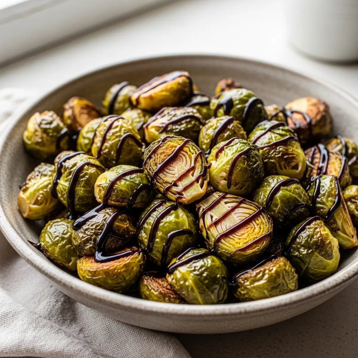 Varză de Bruxelles la Air Fryer cu glazură balsamică rapidă